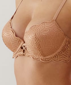Lace push-up bra;