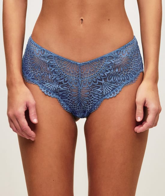 Cheeky in floral lace;