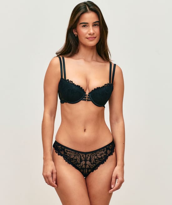 Lace push-up bra;