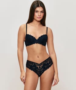 Lace push-up bra;