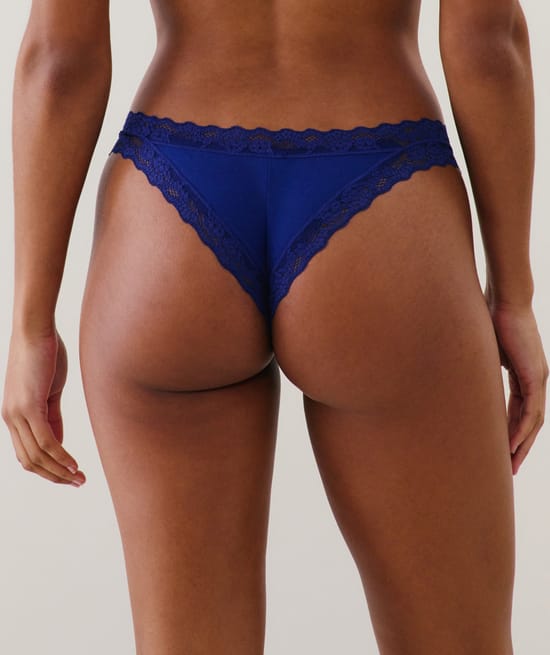 Tanga de algod&oacute;n y encaje en azul;