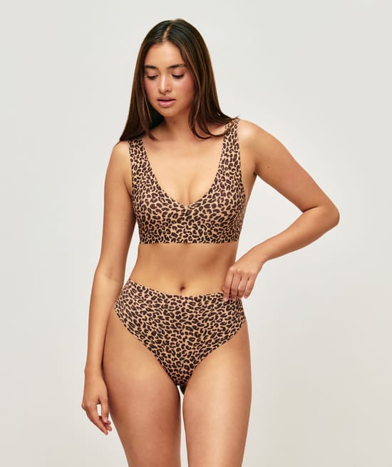 High-waisted microfiber string with leopard print;