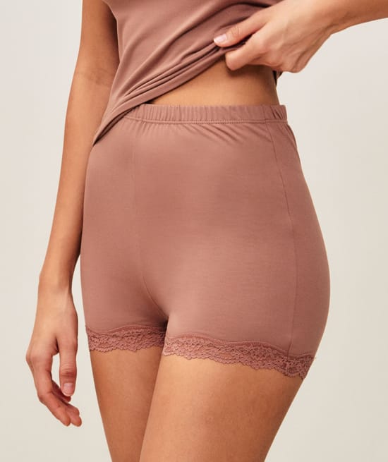 Jersey set with lace;