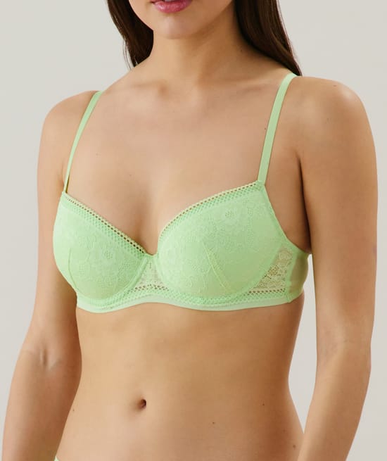 Lace push-up bra;
