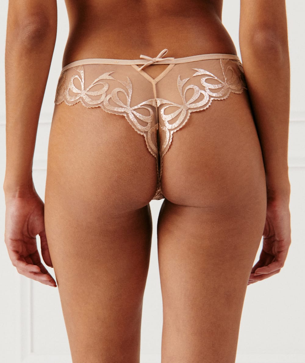 Braguita brasileña de tul con bordados;