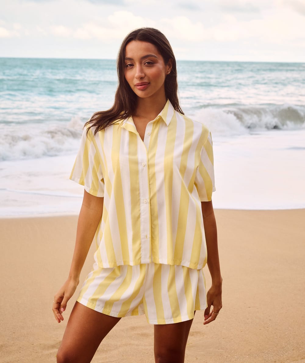 Korte mouwen shirt en gestreepte shorts;