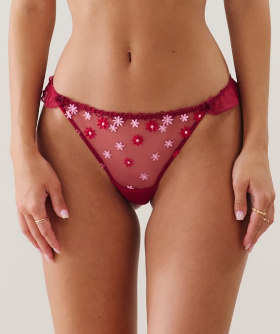 String à motifs floraux brodés;