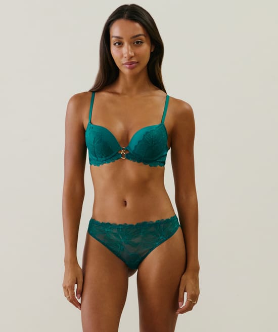 Lace push-up bra;