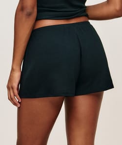 Geribde jersey-short in het zwart;
