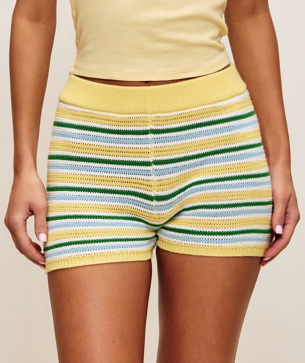 Short en crochet ray&eacute;;