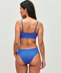 Seamless bra with floral embroidery;