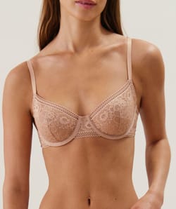 Soutien-gorge corbeille en dentelle;