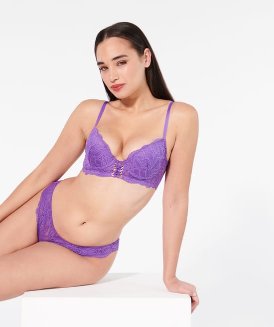 Lace padded bra;