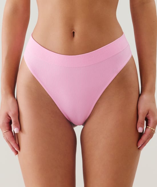 High-waisted seamless thong;