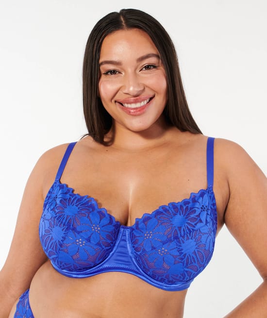 Lace balconette bra;