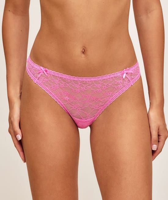 String en dentelle florale avec deux petits n&oelig;uds;