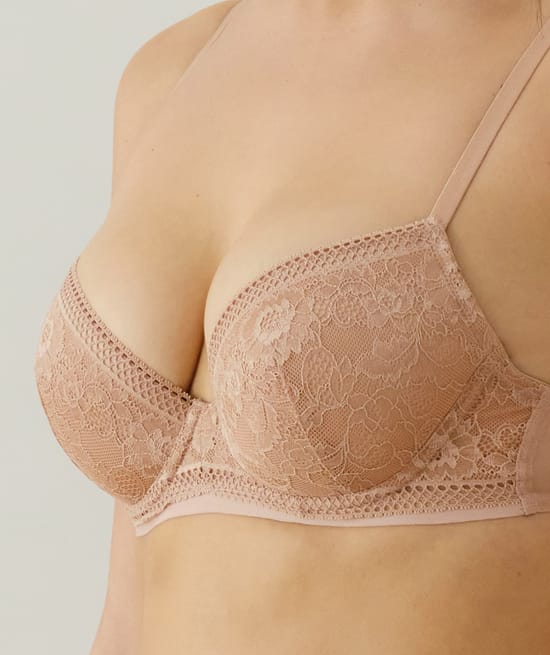 Bra with thin cups and floral lace;