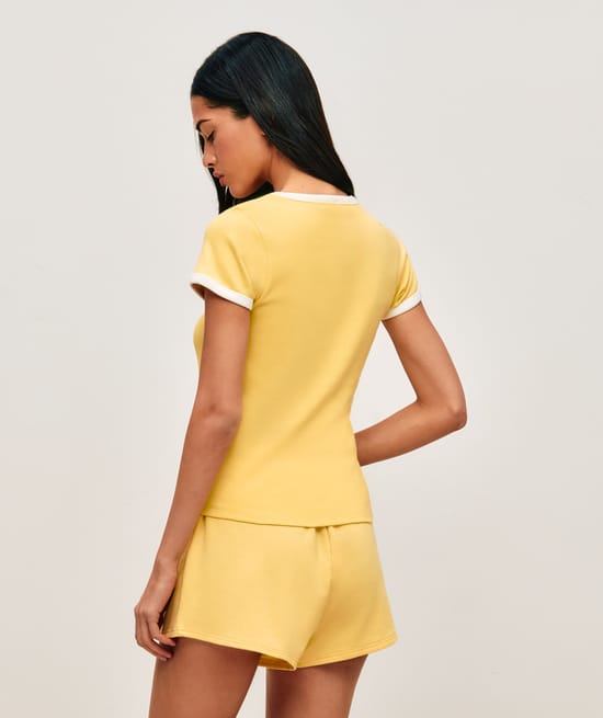 Short en molleton jaune;