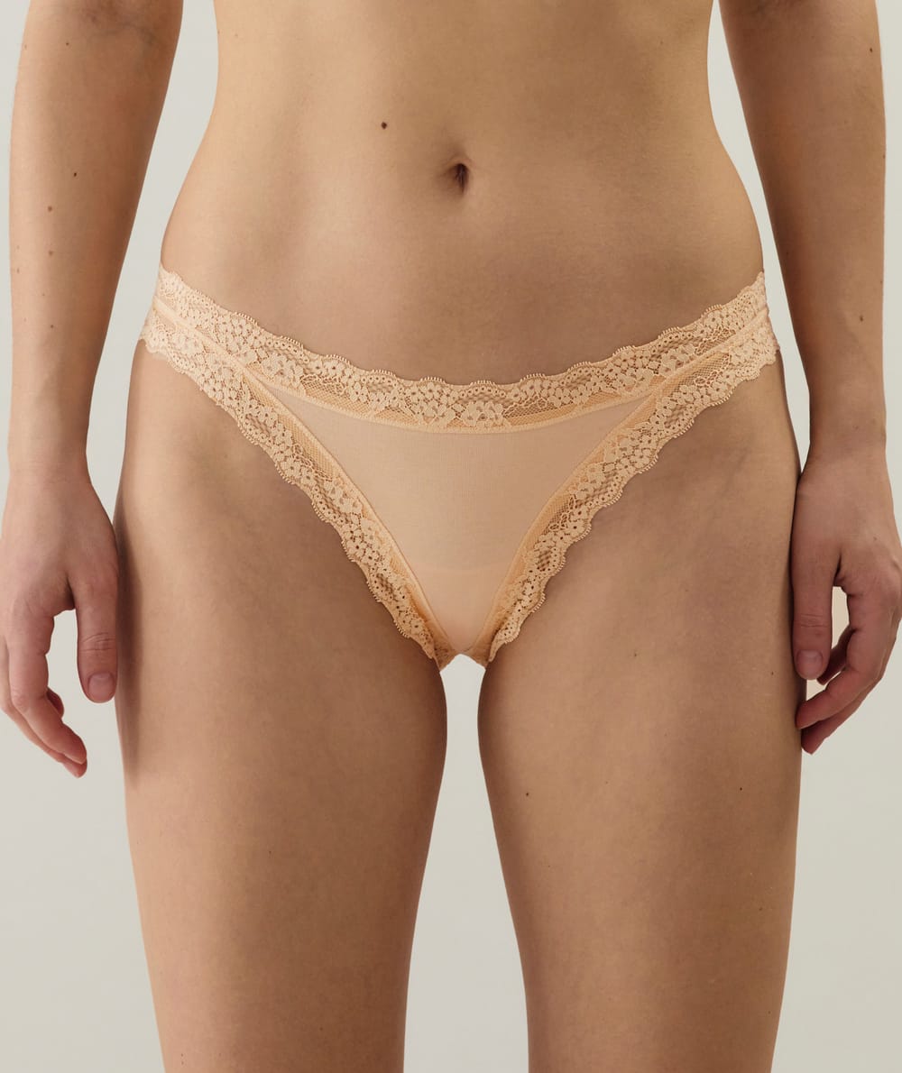 Cotton and lace thong;