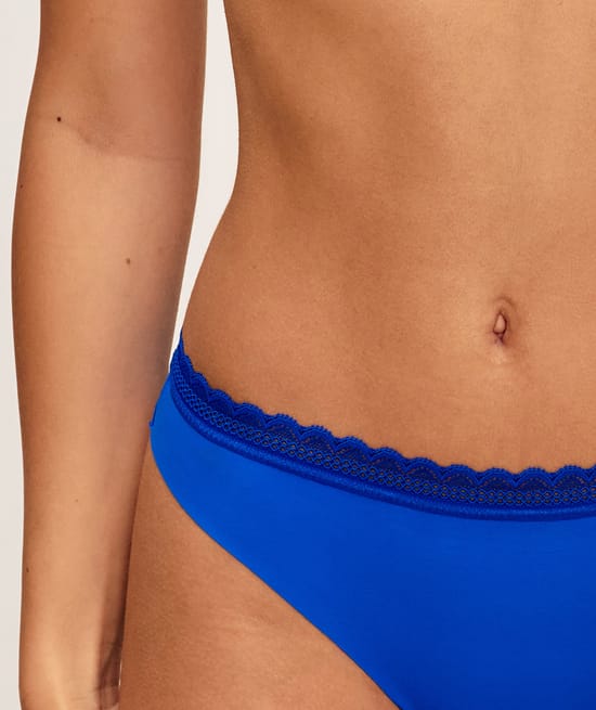 Tanga en microfibre et dentelle;