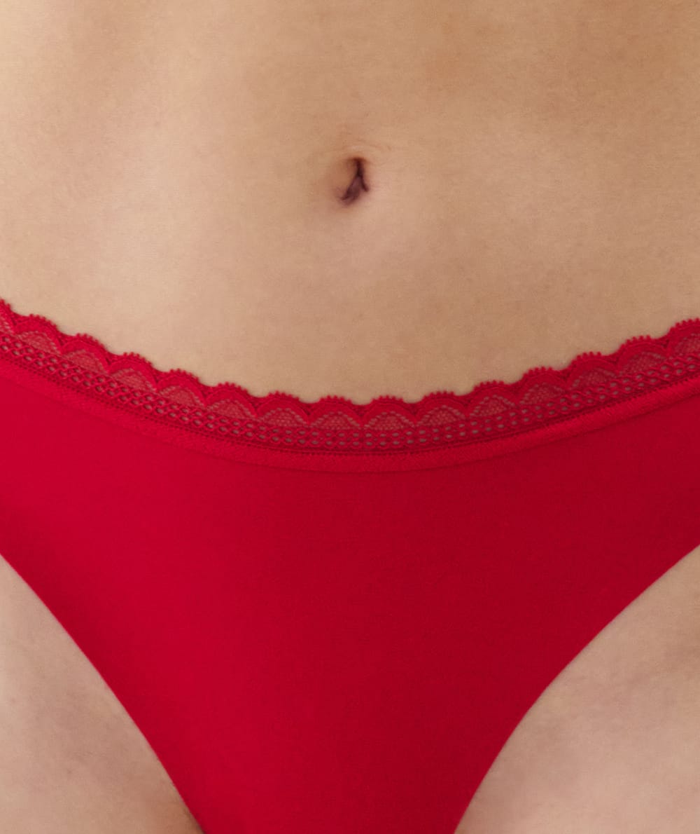 Tanga en microfibre et dentelle rouge;