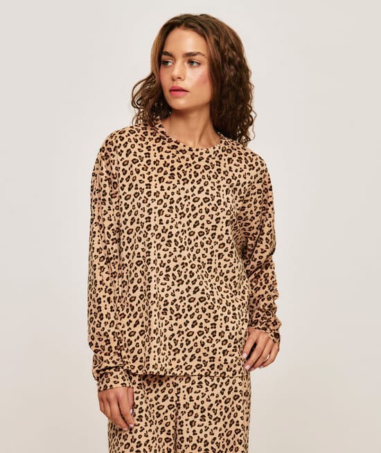 Set t-shirt and leopard print velvet pants;