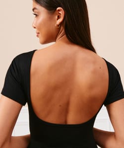 Top de punto con espalda al aire;