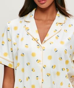 Jersey shirt with sun and lemon patterns;