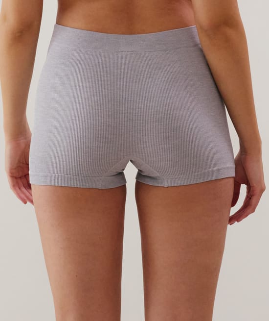 Seamless shorts;