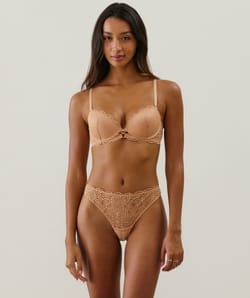 Lace push-up bra;