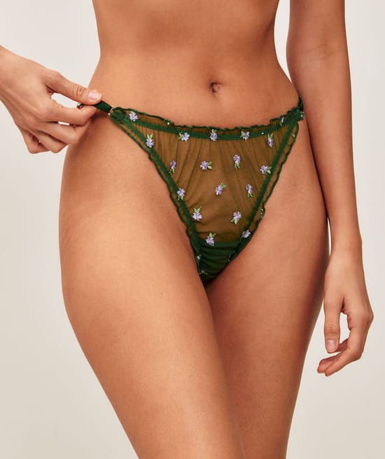 String en mesh avec broderies florales;