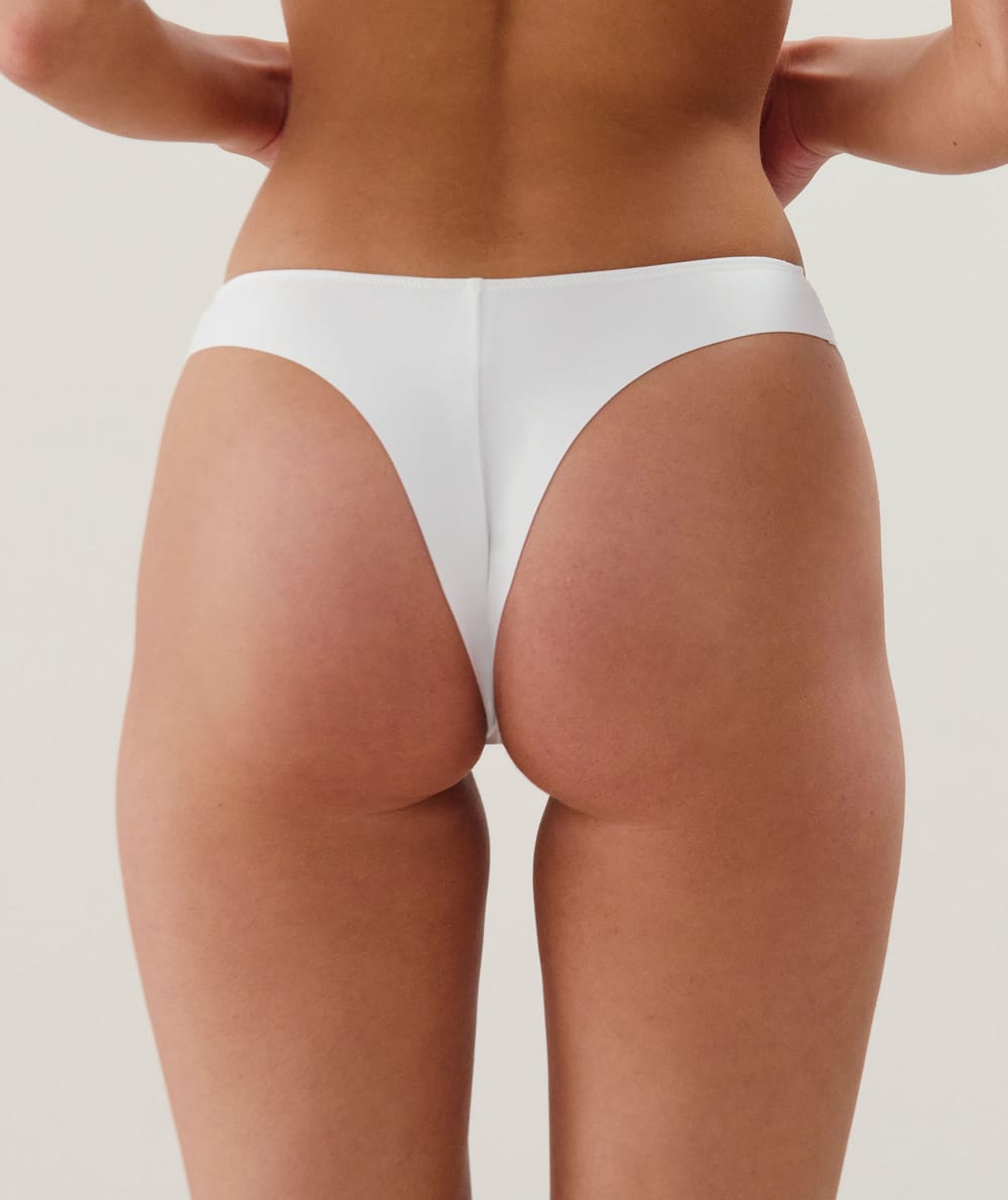 Tanga avec broderies;