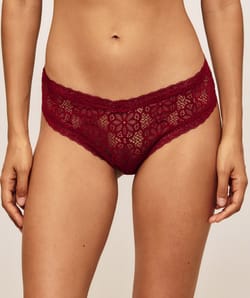 Lace cheeky briefs;