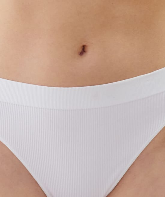 high-waisted ribbed thong;