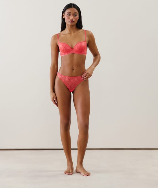 Lace padded bra;