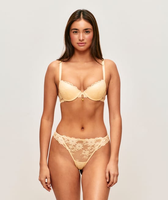 Lace push-up bra with lemon pendant;
