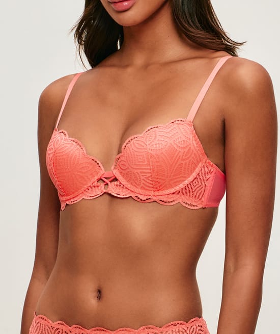 Lace push-up bra;