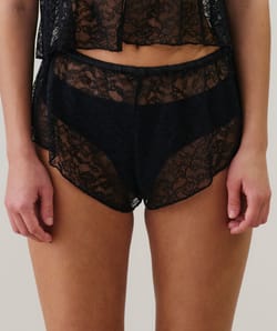 Short en dentelle;