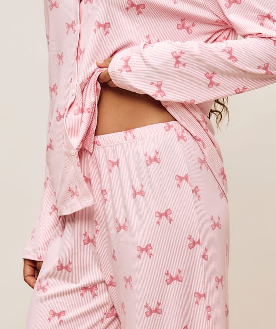 Ensemble chemise et pantalon &agrave; rayures et petits noeuds;