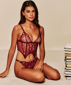 Mesh corset with embroidered flowers;