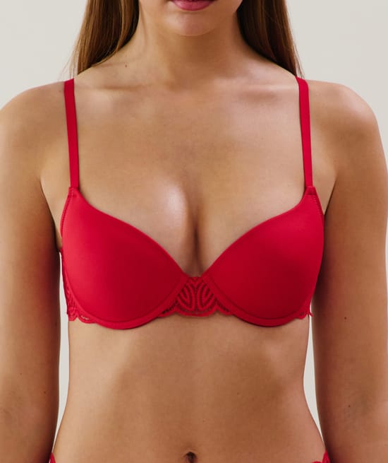 Lace padded bra;