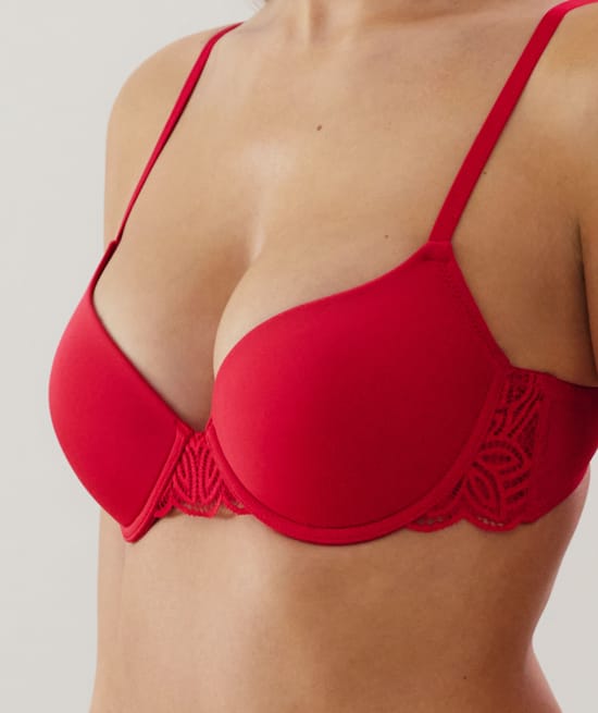 Lace padded bra;