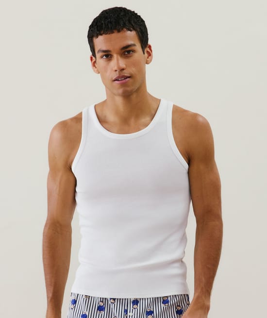 Camiseta sin mangas blanca;