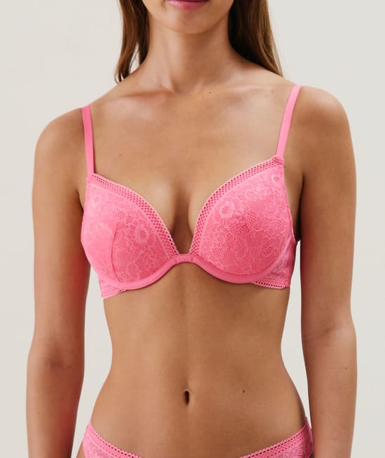 Lace push-up bra;