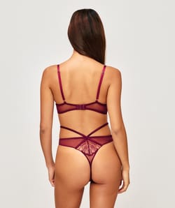 Embroidered and glittery mesh body basket;