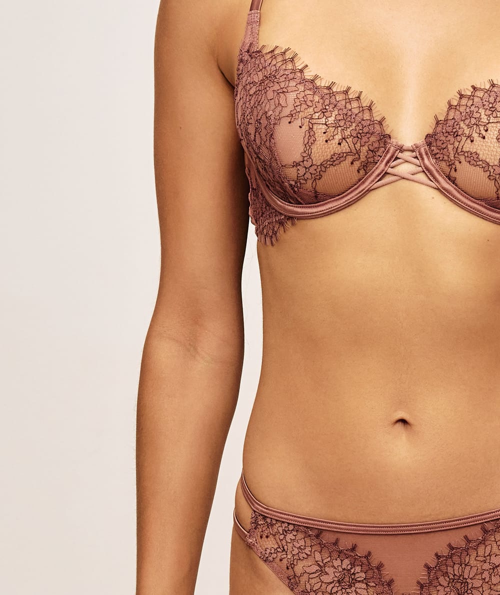 Soutien-gorge corbeille en dentelle;