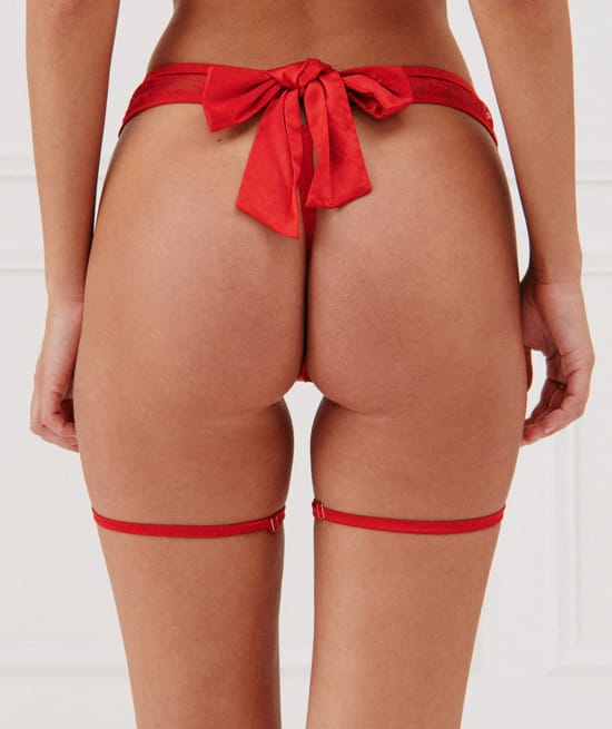 String en satin et dentelle avec porte-jarretelles;
