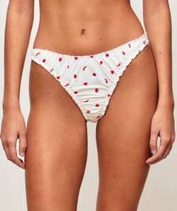 Cotton t-shirt with fruity print and red hearts;