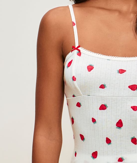 D&eacute;bardeur en pointelle &agrave; motifs fraises;