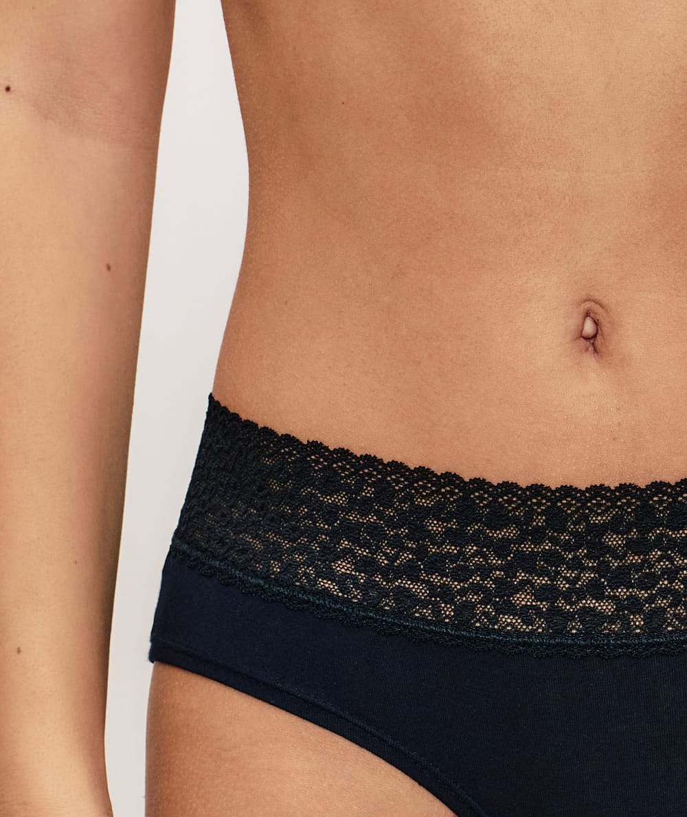 Plain hipsters with leopard lace;